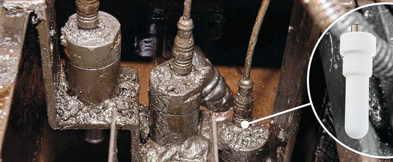 Füllstandüberwachung kann eine zähe Angelegenheit sein, wie hier in einem Vorratsbehälter zur Permanentschmierung von Stanzwerkzeugen. Spezielle Lösungen meistern aber auch solche Herausforderungen.(Bild:  IPF Electronic)