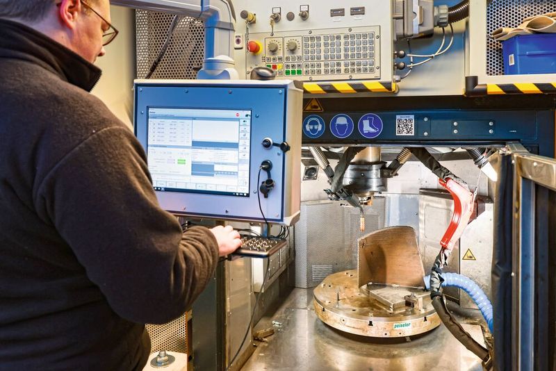 Programmierung für die Fertigung eines Rührflügels, der auf dem Peiseler-Rundtisch in der Mobile Smart Factory montiert ist. (Bild: Peiseler / Ulrich Perrey)