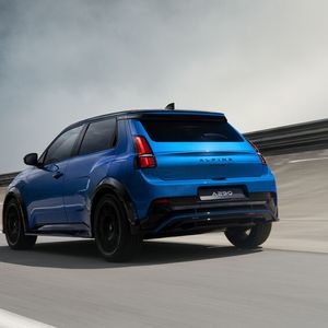 Mit einer Verteilung des Gewichts von 57 Prozent in der Front und 43 Prozent im Heck erreicht das Elektroauto eine recht gleichmäßige Aufteilung.(Bild:  Alpine)