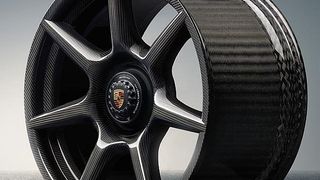 Edelzubehör für Turbofahrer: das neue CFK-Rad von Porsche. (Richard Monning)