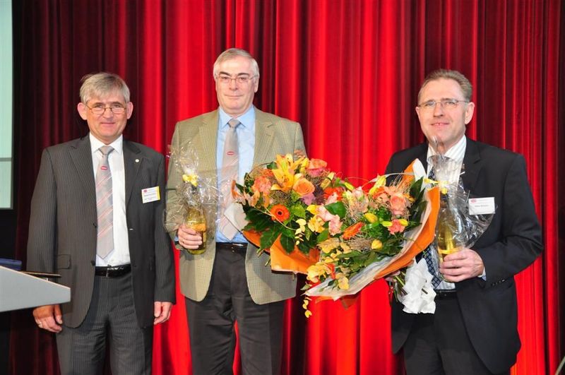 Mit einem Blumenstrauß von Dr. Norbert Kuschnerus (links) aus dem Namur-Vorstand verabschiedet: Dr. Peter Schuster (Sanofi Aventis) und Dr. Hans Schuler (BASF) (Bild: M.Henig / PROCESS) (Bilder: M.Henig, J.Nellen / PROCESS)