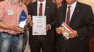 Gesamtsieger Daniel Eisold (li.) nimmt die Gewinnerurkunde aus der Hand von Mazda-Service-Direktor Andreas Schmidt (re.) entgegen. (Foto: Mazda)