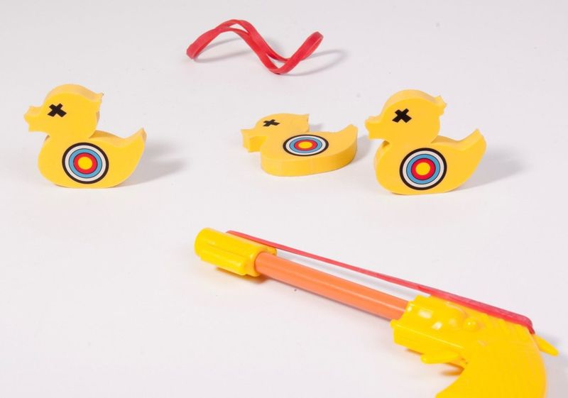 Sie müssen nach einem langen Meeting oder einem anstrengenden Telefonat schnell den Kopf wieder frei bekommen? Dann laden Sie Ihre Kollegen doch zu einer Runde Entenschießen ein: Ob mit Radiergummis, Stiften oder der mitgelieferten Pistole - wer die wenigsten Punkte sammelt, zahlt die nächste Runde Kaffee. Nach  dieser actiongeladenen Abwechslung können Sie anschließend wieder konzentriert weiterarbeiten. Das Set ist für 10,45 Euro auf amazon.de erhältlich. (Bildquelle: Amazon)