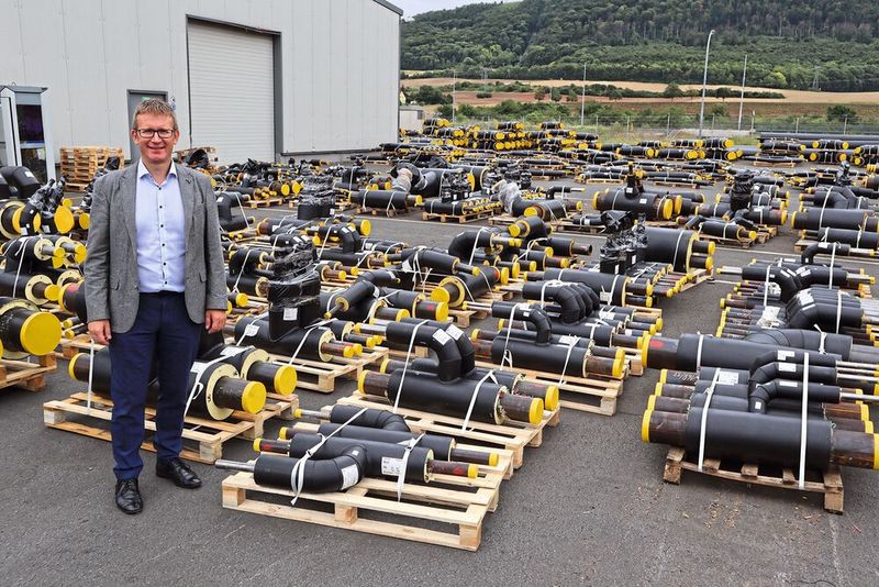 „Tausende von Fernwärme-Rohren und -Formteilen fertigen wir projektbezogen im Werk Sondershausen“, erklärt Isopuls-Geschäftsführer Axel Kirstein. (Bild: Walter Lutz / Isopuls)