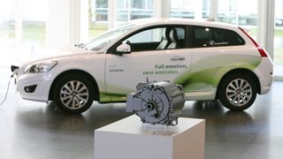Siemens und Volvo Car Corporation wollen bei der technischen Entwicklung von Elektroautos zusammenarbeiten. Für den Typ Volvo C 30 Electric werden elektrische Antriebstechnik, Leistungselektronik und Ladetechnik gemeinsam weiterentwickelt. Schon Ende 2011 sollen die ersten Fahrzeuge mit Siemens-Motoren Tests absolvieren, ab Ende 2012 wird Volvo eine Testserie von bis zu 200 Autos für die Siemens-interne Testflotte zur Verfügung stellen.  Bilder: Siemens (Archiv: Vogel Business Media)