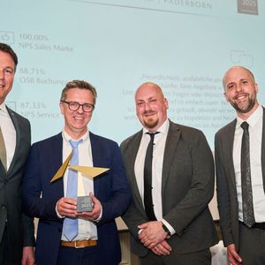 In der Kategorie Omotenashi hatte das Autohaus Vollmari die Nase vorne. Mazda-Deutschland-Geschäftsführer Bernhard Kaplan (v.li.) mit Patrick Vollmari und Michael Übelacker vom Autohaus Vollmari, und Stefan Kampa, Direktor Netzstrategie & Kundenerlebnis bei Mazda Deutschland.(Bild:  Silke Steinraths Photography)