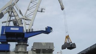 Am Rhenus Bulk Terminal Wilhelmshaven (BTW) können die großen Capesizer in drei Tagen gelöscht werden. (Bild: Rhenus)