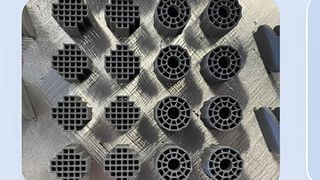 Struktur von Nanofaservlies (l.), Magnesium-Scaffolds mit unterschiedlichem Aufbau (m.), Darstellung der angestrebten Implantate (r.) (Bild: RWTH Aachen)