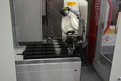 ....für die automatische Bearbeitung von Werkstücken mit einem Gewicht unter 1 kg. Der Roboter führt dem Bearbeitungszentrum die Teile zu. (Archiv: Vogel Business Media)