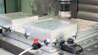 Das Vakuum-Spannsystem kann sowohl mit Druckluft – und das ohne externe Venturidüse – als auch mit einer Vakuumpumpe betrieben werden. Bild: AMF (Archiv: Vogel Business Media)