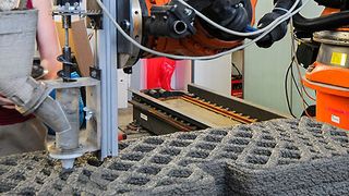 An der Versuchsanlage für additive Fertigung wird durch Extrusion von Holzleichtbeton ein multifunktionales Wandelement hergestellt. (K. Henke / TUM)