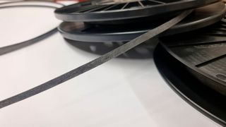 An den DITF forscht man jetzt daran, wie man Glas- und Carbonfasern wirtschaftlich recyceln kann – hier ein Beispiel für das Carbonfaserrecycling. Aber auch die Berge von sich ansammelnden Alttextilien will man mit Millionenunterstützung durch Recycling abbauen helfen. (Bild: DITF)