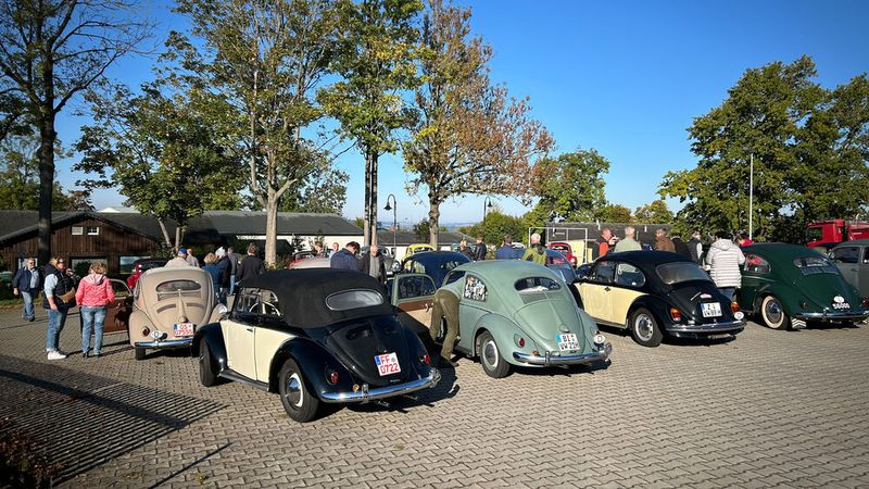 Startaufstellung zur ersten Ausfahrt. Nicht wenige der Teilnehmerfahrzeuge haben eine DDR-Vergangenheit. (Bild: Peter Diehl)