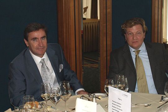 Brand Manager Automechanika Stefan Kurzawski (li.) und Thomas Aukamm, Leiter Automechnika Frankfurt, schätzen die gute Zusammenarbeit mit dem VREI e.V. (Archiv: Vogel Business Media)