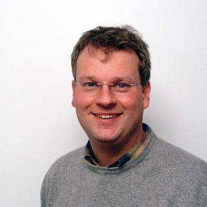 Prof. Dr. Thomas Carell studierte an der Westfälischen Wilhelms-Universität in Münster und an der Ruprecht-Karls-Universität in Heidelberg. Von 1993 bis 1995 war Carell als Postdoktorand am Massachusetts Institute of Technology (MIT) in Cambridge (USA) tätig. Im Anschluss leitete Carell eine Nachwuchsgruppe an der ETH Zürich. Von 2000 bis 2004 war er Professor für Organische Chemie an der Philipps-Universität in Marburg, seit 2004 hat er den Lehrstuhl für Organische Chemie I an der LMU inne. 