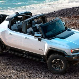 Dank des „Infinity Roof“ mit herausnehmbaren Dach-Elementen haben die Insassen fast uneingeschränkt freien Blick auf den Himmel.(Bild:  GMC)