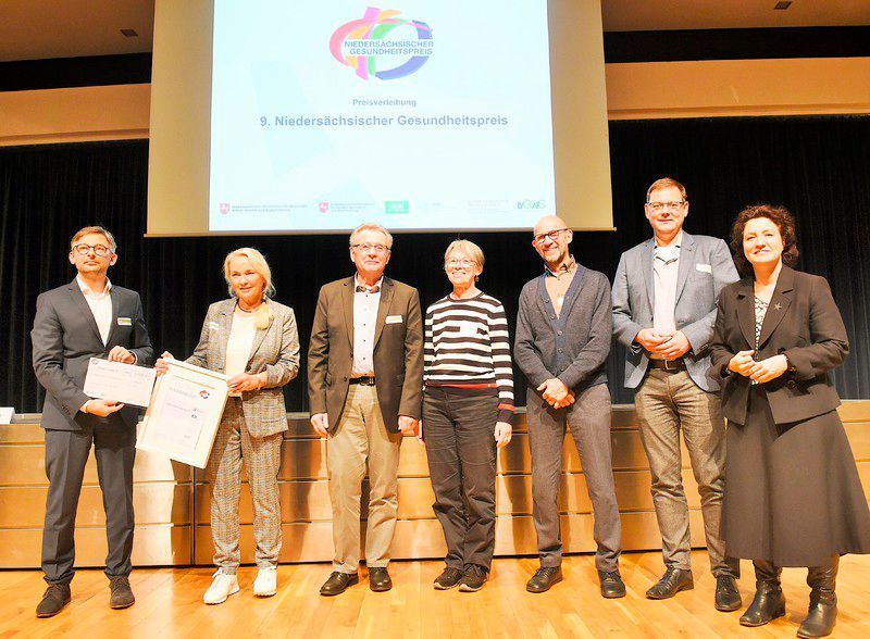 Gewinner der Preiskategorie 1: Nds. Landesturnerbund mit Laudator Jan Seeger, Vorstandsmitglied der AOK Niedersachsen und Dr. Carola Reimann, Nds. Sozialministerin ( Niedersächsisches Ministerium für Soziales, Gesundheit und Gleichstellung, Holger Hollemann)