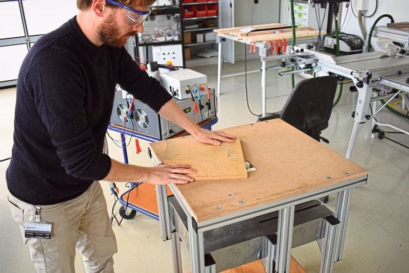 Mit dem Versuchsaufbau testet Festool die Leistungsfähigkeit neuer Sägen und Sägeblätter. (Kistler)