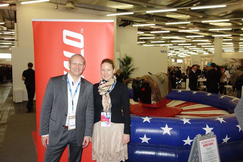 Mirko Rusch, Buffalo, und Hannah Lamotte, IT-BUSINESS, packen den Bullen gleich an die Hörner. (Bild: IT-BUSINESS)