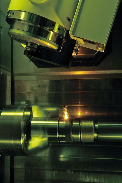 Laserbearbeitung an einer Super-Multitasking-Maschine aus der Okuma-Laser- Ex-Reihe. (Okuma)