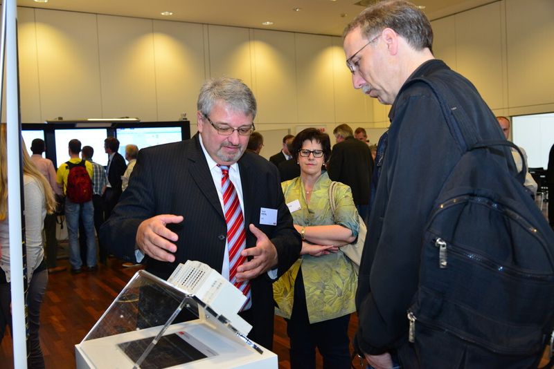 Harald Kiehl zeigt einem Interessenten den neuen Controller. (Bild: ABB)