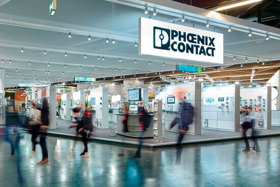 Phoenix Contact (Halle 11.0, Stand D74): Einige der Schwerpunkte des Messeauftritts von Phoenix Contact sind die Themen rund um ESG-Konformität, CO₂-Reduktion, den effizienten Einsatz von durchdachten Produkten und auch den nachhaltigen Gebäudebetrieb. Rechnen Sie unter anderem mit neuen Stromversorgungs-Lösungen für KNX-Anwendungen, Anwendungen für den effizienten Betrieb von Gebäuden und für die Planung nachhaltiger Bauten. (Bild: Phoenix Contact)