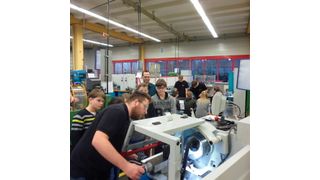 Fasziniert sind die Realschüler aus Ebermannstadt von den Einblicken in die Drehtechnik. Kennametal begeistert jährlich auf seinen MINT-Tagen den Nachwuchs für naturwissenschaftliche Fächer. (Bild: Kennametal)