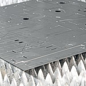 Freie, sichere Fahrt ohne Kollisionsrisiko für den Laserkopf: Die Assistenzfunktion «TiltPrevention» plant automatisch optimale Schneidabläufe zum prozesssicheren Laserschneiden kleiner Blechteile.(Bild:  Bystronic)