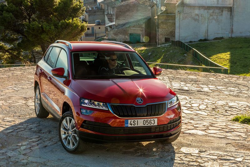 Der Karoq ist auf den ersten Blick als ein Skoda-SUV zu erkennen, die optische Verwandschaft zum größeren Kodiaq spingt förmlich ins Auge. (Ampnet)