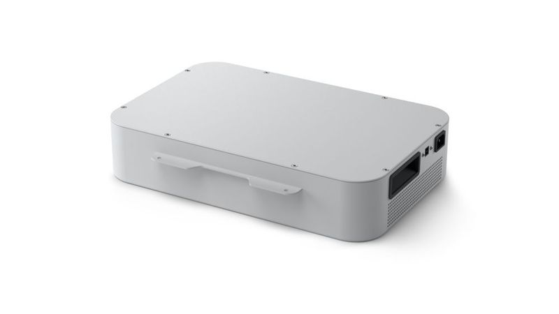 Ein auf dem Roam Mobile Stand montierter Surface Hub 2S kann mit dem optionalen Akkumodul von APC kurzfristig auch ohne Stromanschluss betrieben werden.   (Microsoft)
