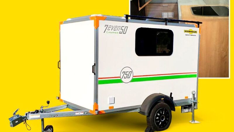 Der Mini-Wohnwagen „7even50“ ist in der Basisausstattung ab 8.699 Euro (inkl. Mehrwertsteuer) erhältlich. (Humbaur)
