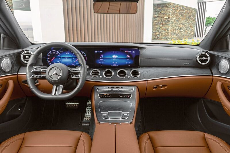 Mercedes-Benz E-Klasse Limousine, 2020, Outdoor; Interieur: Leder Nappa sattelbraun/schwarz, AMG Line, Holz-Zierteile Esche schwarz offenporig, Night Paket.  (Daimler)