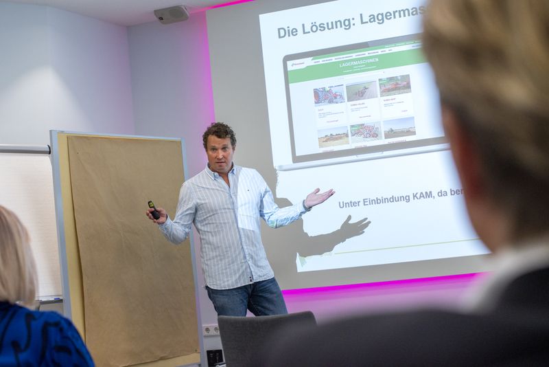 Markus Köhler von e-raumwerk stellte in seinem Workshop einen Praxiscase der Firma „Kverneland Group“ vor.  (marconomy © Johannes Untch)