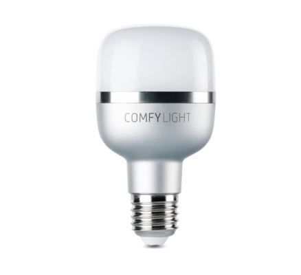 ComfyLight-Lampe als Einbruchschutz: ComfyLight ist nicht nur eine einfache Glühbirne, sondern darüber hinaus eine kluge Sicherheitslösung, die das Zuhause vor Einbrechern schützt. Ermöglicht wird dies durch das Zusammenspiel eines integrierten Präsenzsensors, eines Lernalgorithmus und einer mobilen Applikation. Zunächst erkennt die Lampe die Bewegungen der Bewohner. Sind alle außer Haus, simuliert sie anhand der gelernten Bewegungsmuster deren Anwesenheit, um Einbrecher abzuschrecken. Wird das Haus trotzdem unerlaubt betreten, fängt die Lampe wild zu blinken an und sendet eine Warnmeldung an die Bewohner. Ihre schutzschildförmige Gestalt unterstreicht den Sicherheitscharakter von ComfyLight, Hersteller ComfyLight, Zürich, Schweiz. (Bild: Red Dot / ComfyLight)