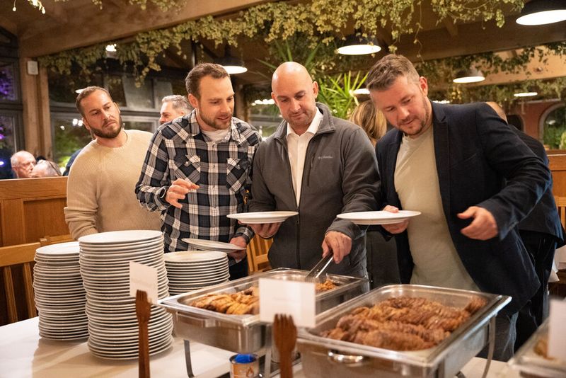 Es ist angerichtet: Deftiges mit Krusten- und Kalbsbraten, mit Käsespätzle und Salatbuffet kamen auch Vegetarierer nicht zu kurz (Bild: Oxana Gruber Photography)