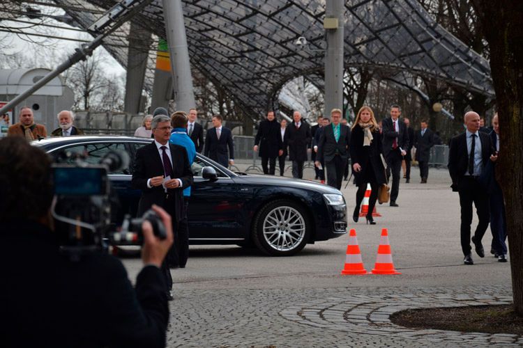 Und wieder fuhr ein Fremdfabrikat vor der Olympiahalle vor. (Foto: Michel)