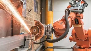 Industrieroboter können eine ganze Menge an Aufgaben übernehmen, um Mitarbeiter zu schonen. Viele fürchten aber immernoch, durch den mechanischen Kollegen überflüssig zu werden. Eine Studie beweist jetzt, dass das nicht der Fall ist – meistens jedenfalls. (Bild: ABB)