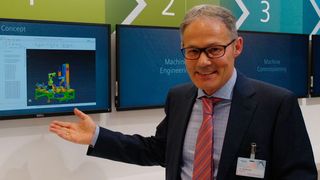 Siemens-Experte Dr. Olaf Brandt erläutert den Mechatronix Concept Designer der Software NX 11. (Bild: Reinhold Schäfer)