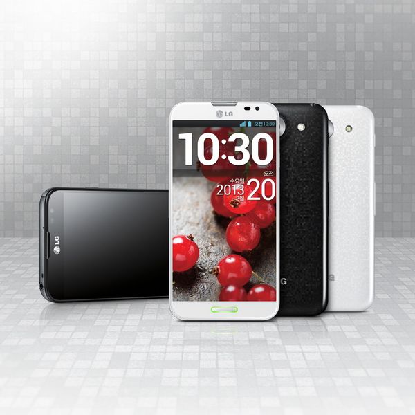 Cineasten-Handy: Das Display des LG Optimus G Pro misst 5,5 Zoll in der Diagonale und löst mit 1920 x 1080 Pixel auf – ideal um unterwegs Filme anzusehen. Mit dem Feature Dual Recording können Videos gleichzeitig mit beiden integrierten Kameras aufgenommen werden. (LG)