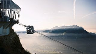 Die Cabrio-Bahn am Stanserhorn feiert in diesem Jahr ihr zehnjäriges Jubiläum und ist noch wie vor weltweit die einzige Bahn ihrer Art. (Bild: Stanserhorn-Bahn)