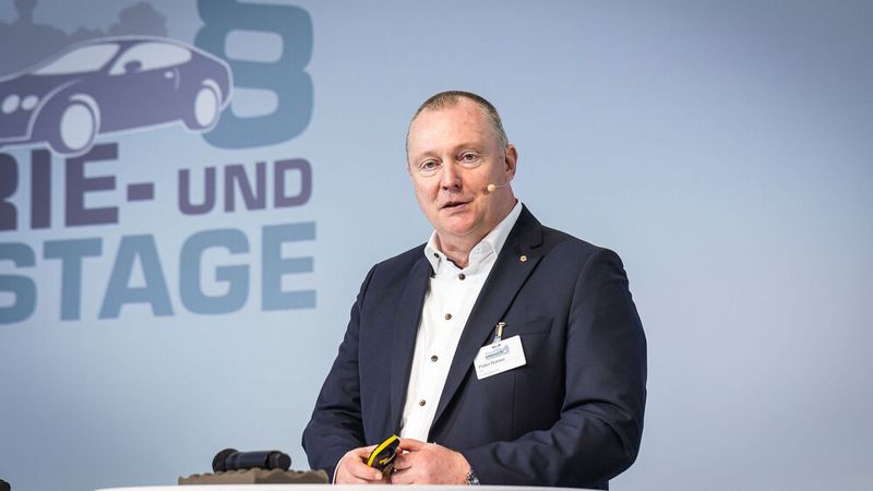 Peter Börner, Präsident Zentralverband Karosserie- und Fahrzeugtechnik (ZKF), stellte und beantwortete die Frage, ob es neben den Krisen auch Lichtblicke für die Branche gibt. Fazit: Es ist nicht alles schlecht! (Bild: Stefan Bausewein)