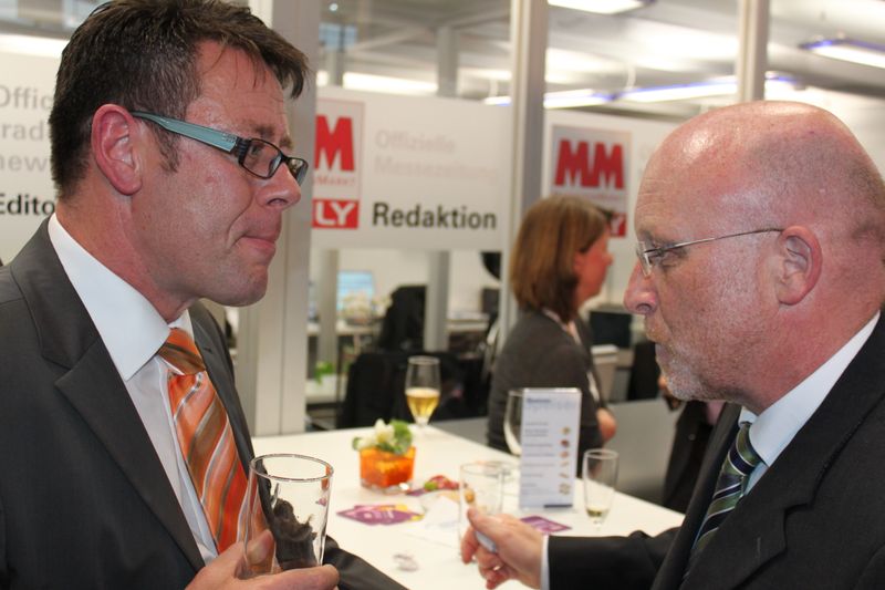 Am Dienstagabend wurde bei der Vogel Business Media am Messe-Stand in Halle 9 traditionell auf eine erfolgreiche Hannover Messe 2014 angestoßen. Gute Gespräche und Live-Musik von der Band „Famos“ sorgten bei den zahlreichen Standpartygästen für eine ausgelassene Stimmung. (Siegl/Vogel Business Media)