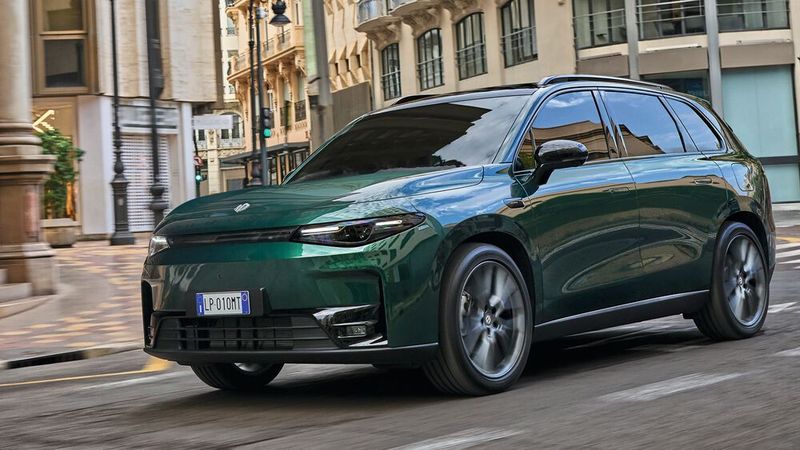 Das moderne Design ist absolut gefällig, ähnelt aber vielen Klassenkameraden. (Bild: Stellantis)