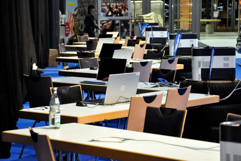 Die Verkäuferarbeitsplätze waren am Eröffnungsabend noch nicht besetzt – aber die Menge verdeutlicht die Wichtigkeit der Messe für den lokalen Handel. (Bild: Wehner/»kfz-betrieb«)