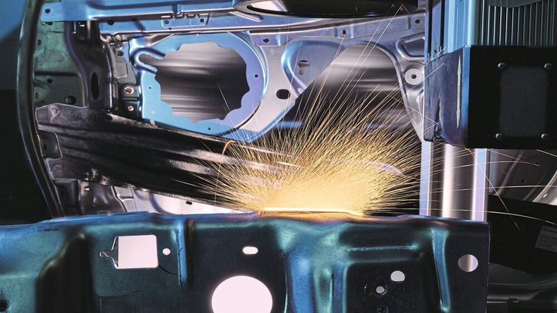 Laser deposition welding: A flexible and fast alternative to conventional production with forming, welding and mechanical processing.(Image: Fraunhofer-ILT/Volker Lannert)