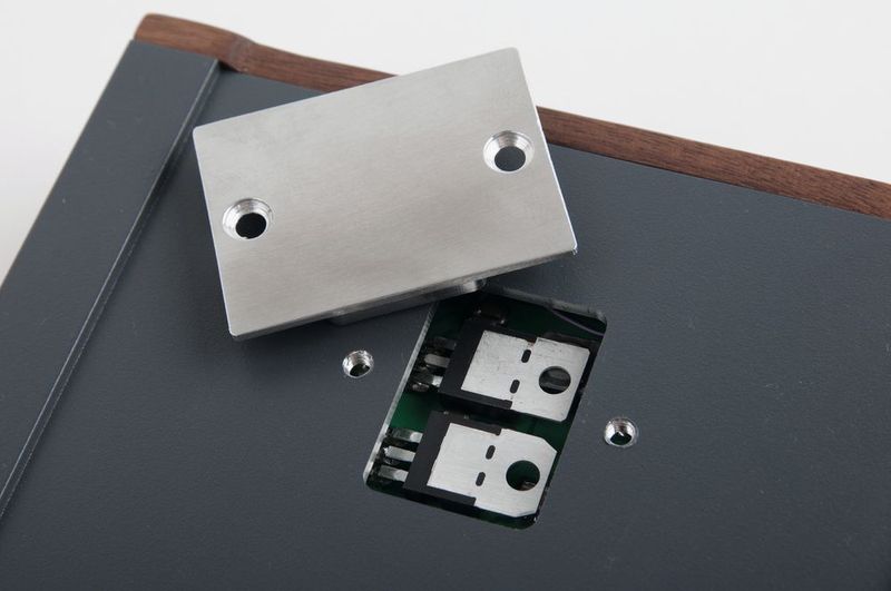 Bild 3:  Eine mit zwei Schrauben in der Unterseite des Verstärkergehäuses befestigte Aluminiumplatte dient als Kühlelement für die Halbleiter-Verstärker. (Bopla)