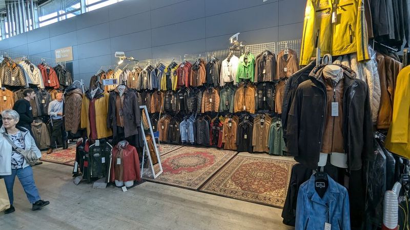 Analog wie im Fall Salami und Oldtimer (siehe Bildergalerie Teil 1) verhielt es sich mit Bekleidung. Auch hier gab es etliche Stände, an deren Stelle man sich oldtimerhaftes gewünscht hätte.  (Bild: Dominsky – VCG)