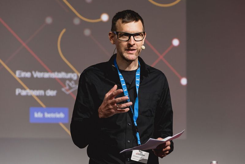 Aus der Obhut seines Vaters hat sich Christian Latsch, Geschäftsführer des Autohauses Latsch, kürzlich gelöst und in Folge seinen Betrieb komplett digitalisiert. Der Lohn der Mühen: Auch er und sein Team dürfen sich zu den Top-Ten-Betrieben des Deutschen Werkstattpreises 2024 zählen. (Bild: Stefan Bausenwein)