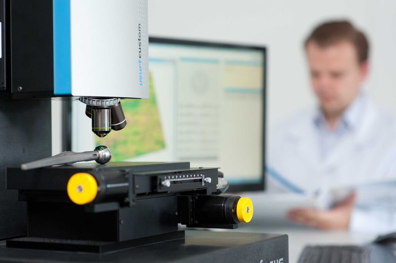 Die Nano-Focus AG, Spezialistin für optische 3-D-Oberflächenmesstechnik, punktet beim Top-100-Award vor allem mit einem innovationsfördernden Top-Management. Hier zu sehen: die Messung eines künstlichen Hüftgelenkes mit dem Messsystem µsurf custom. (Bild: Nanofocus)