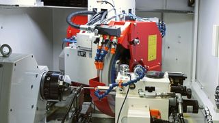 Blick in die S33 mit Schleifspindelstock, der hier über zwei Aussenrundschleifscheiben verfügt. Modular wäre noch eine Innenschleifspindel zusätzlich integrierbar.  (Fritz Studer AG)